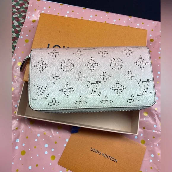 Louis Vuitton Mahina Monogram Wallet - Picture 16 of 16